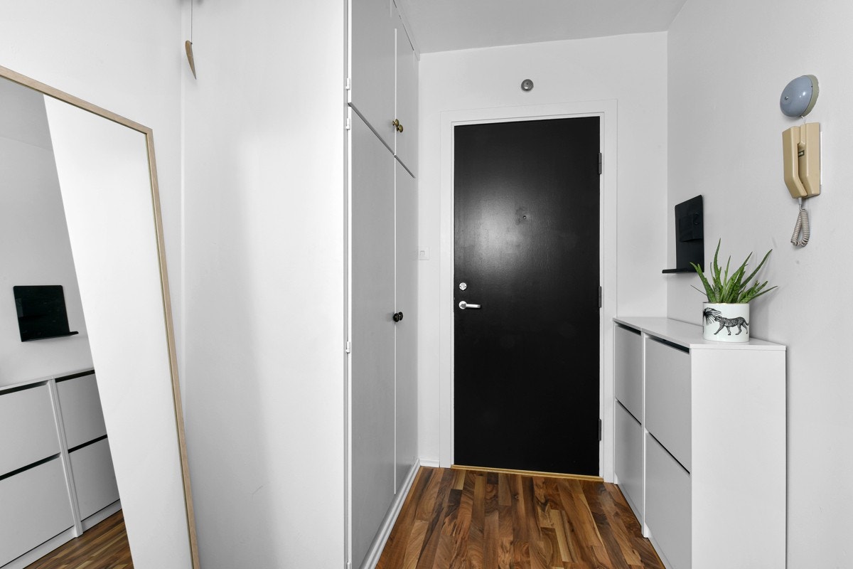 Her er det ellers innredet med plassbygde garderobeskap i full høyde og mulighet for annet møblement. Galleribilde