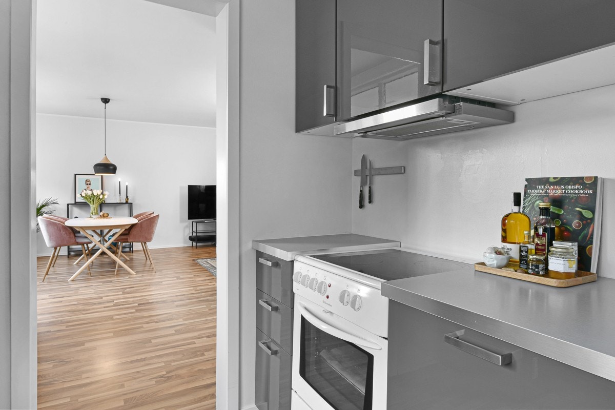 Kjøkkenet har godt med skapplass og benkeplass. Galleribilde