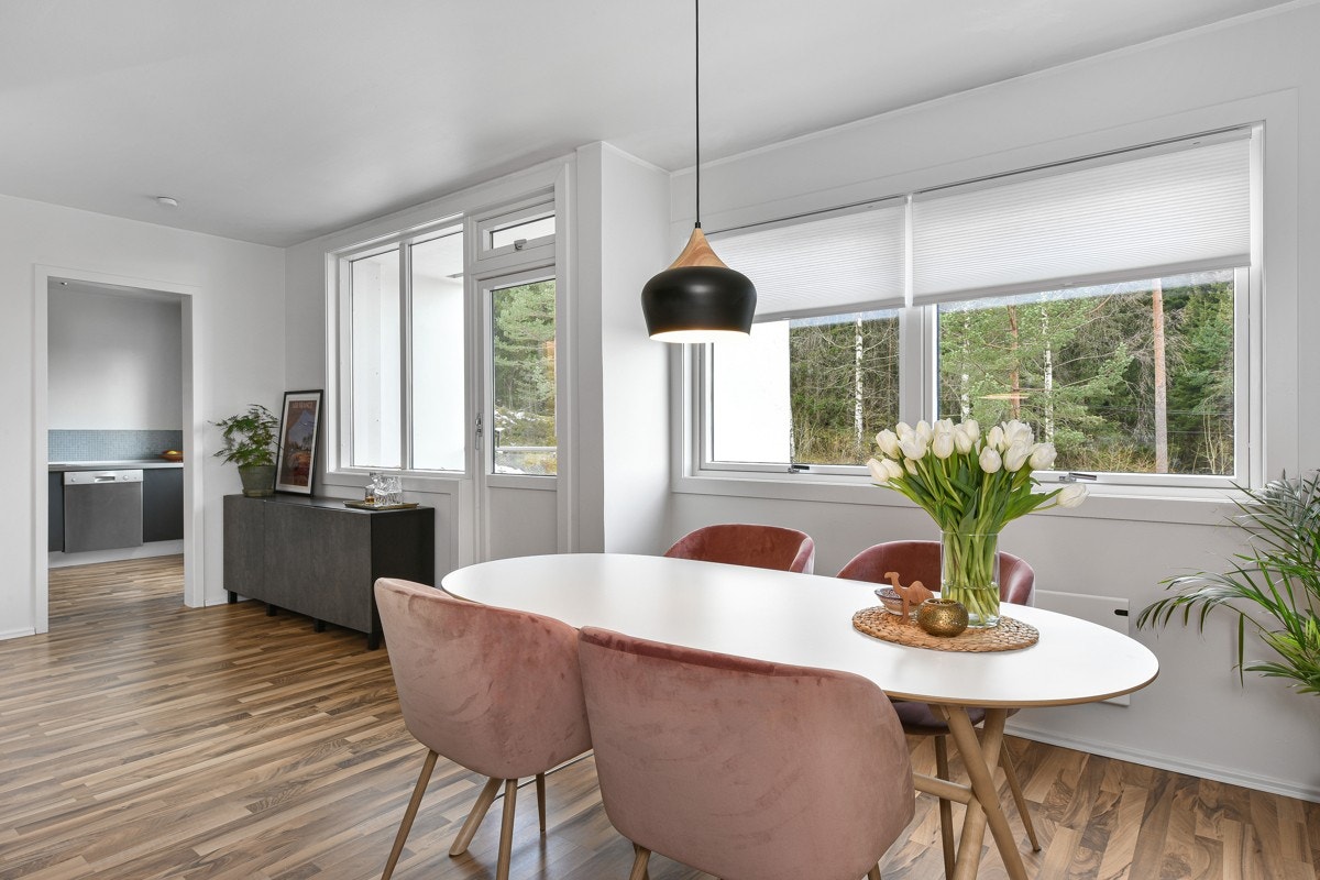 De store vinduene gir godt med lys inn i stuen. Galleribilde