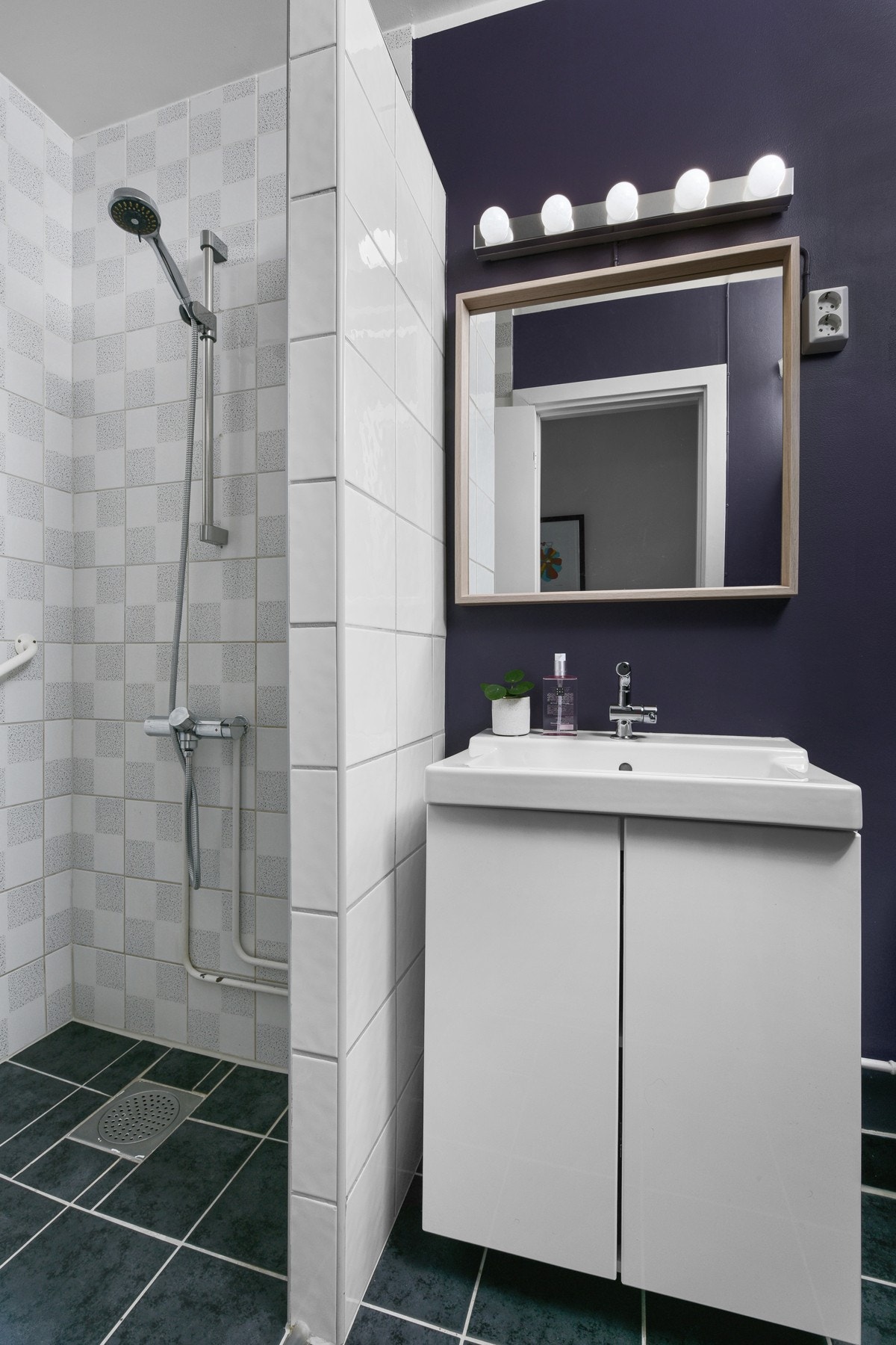 Badet er nylig blitt modernisert og har fliser på gulv og på vegger i dusjsonen, samt malte overflater ellers. Galleribilde