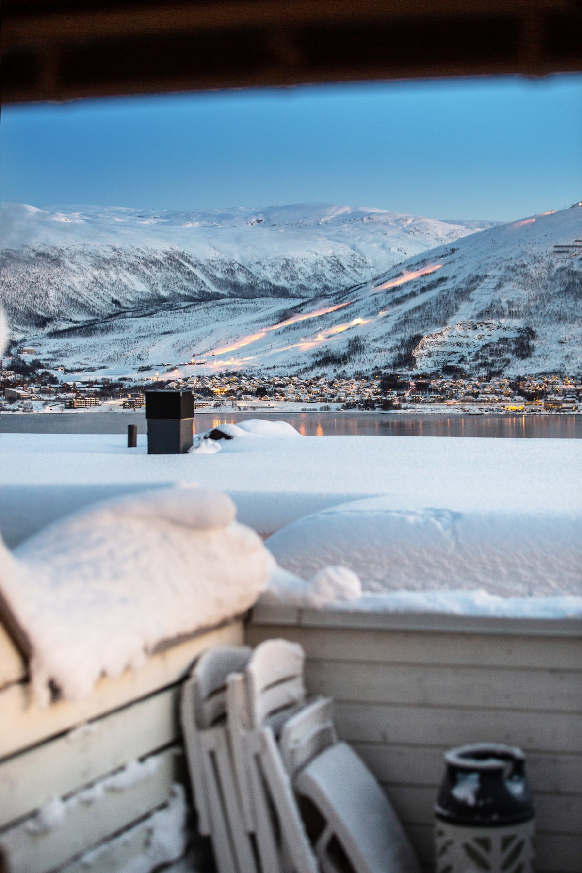Utsikt mot fastlandet, fjell og sjø