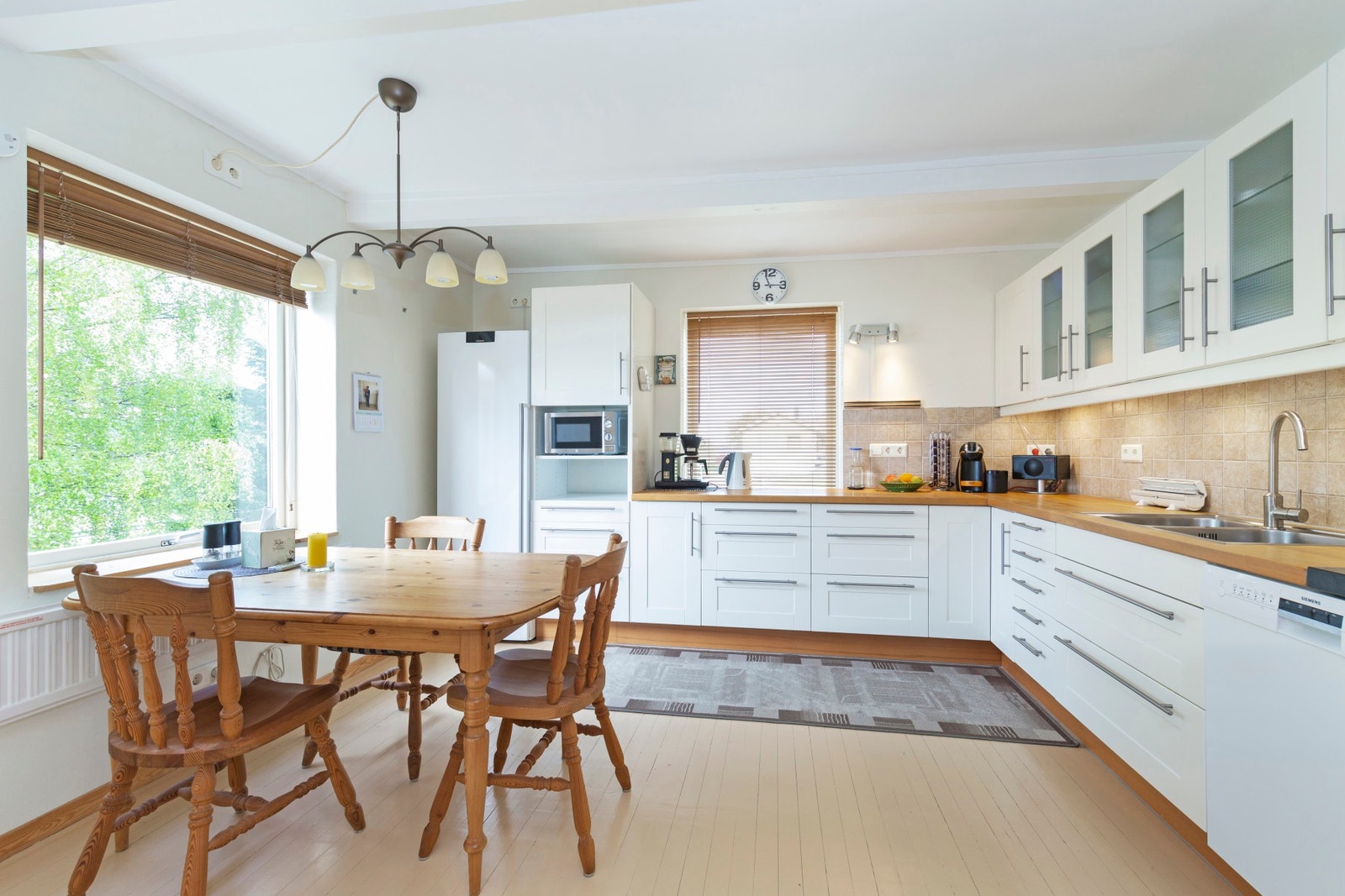 Romslig kjøkken med plass til spisebord. Galleribilde