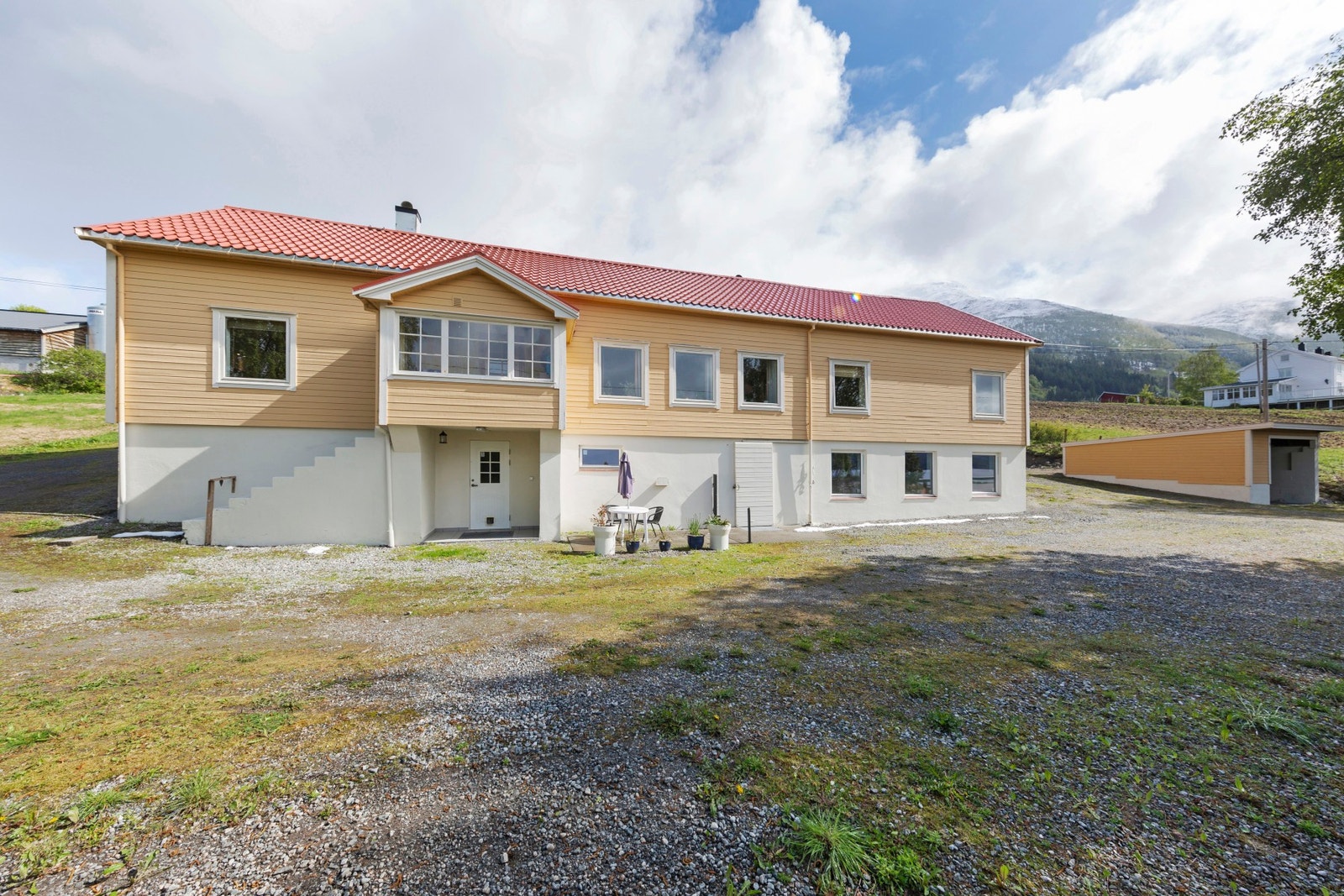 Velkommen til Nordsidevegen 2866, en enebolig med garasje og uthus. Galleribilde