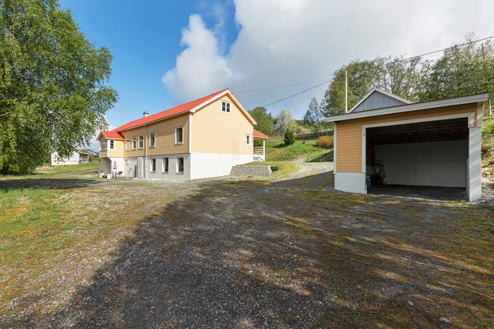 På eiendommen står det en garasje. Det er også godt med oppstillingsplasser på tomten. Galleribilde