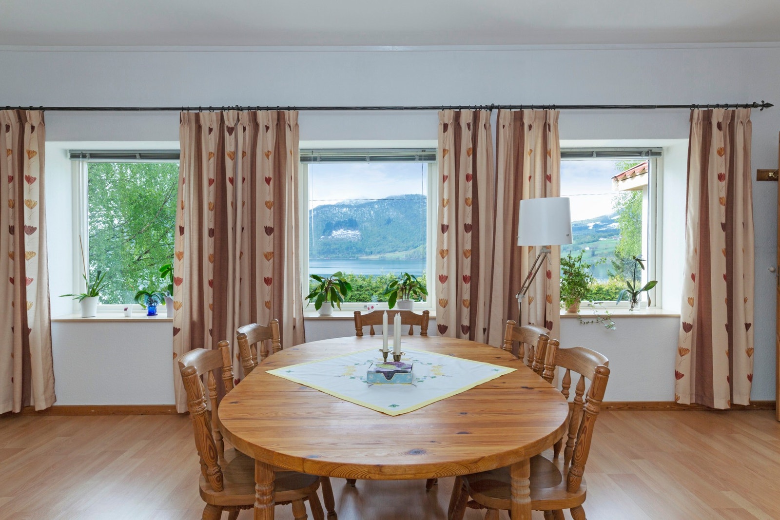 Fra spisestuen er det nydelig utsikt utover fjord og fjell. Galleribilde