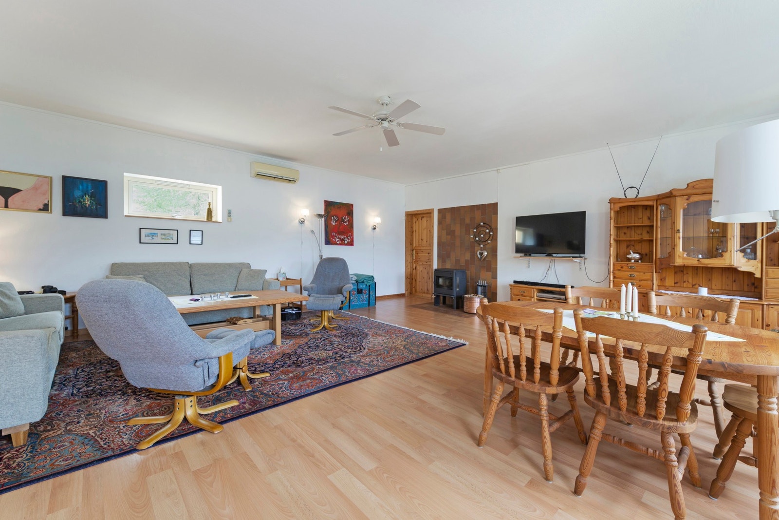 Spisestue i tilknytning til stuen. Galleribilde