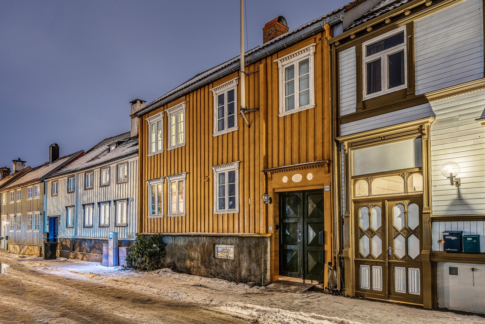 Sandgata 69 ligger i hjertet av Trondheim sentrum. Området omfatter bysenteret innenfor elveslyngen og kanalen. Galleribilde