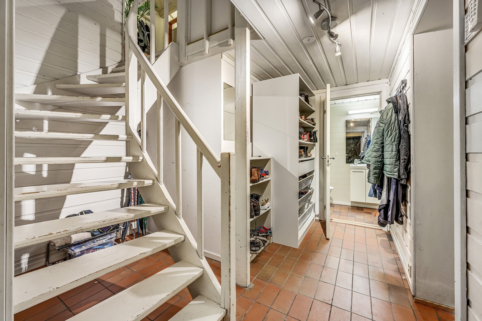 Det er innredet med 9 hybler og har en årlig leieinntekt på kr 548.400,- Galleribilde