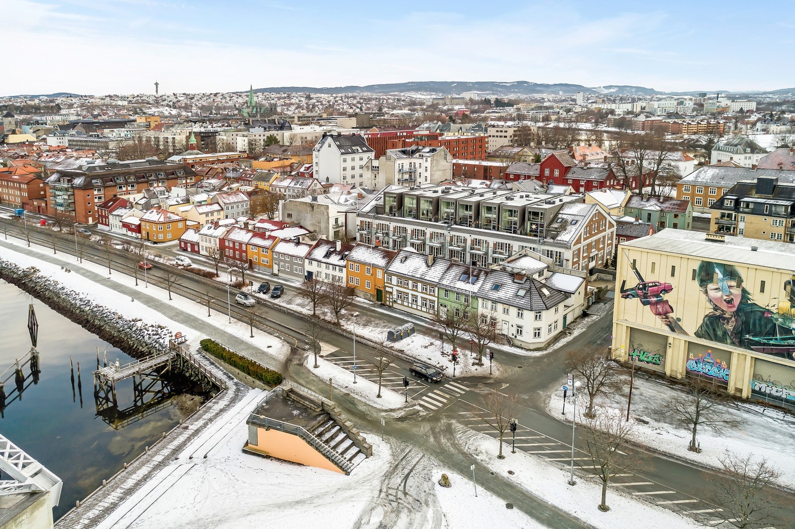 Bygningen er en bygård fra 1879, som ble rehabilitert etter en brann i 1980. Galleribilde