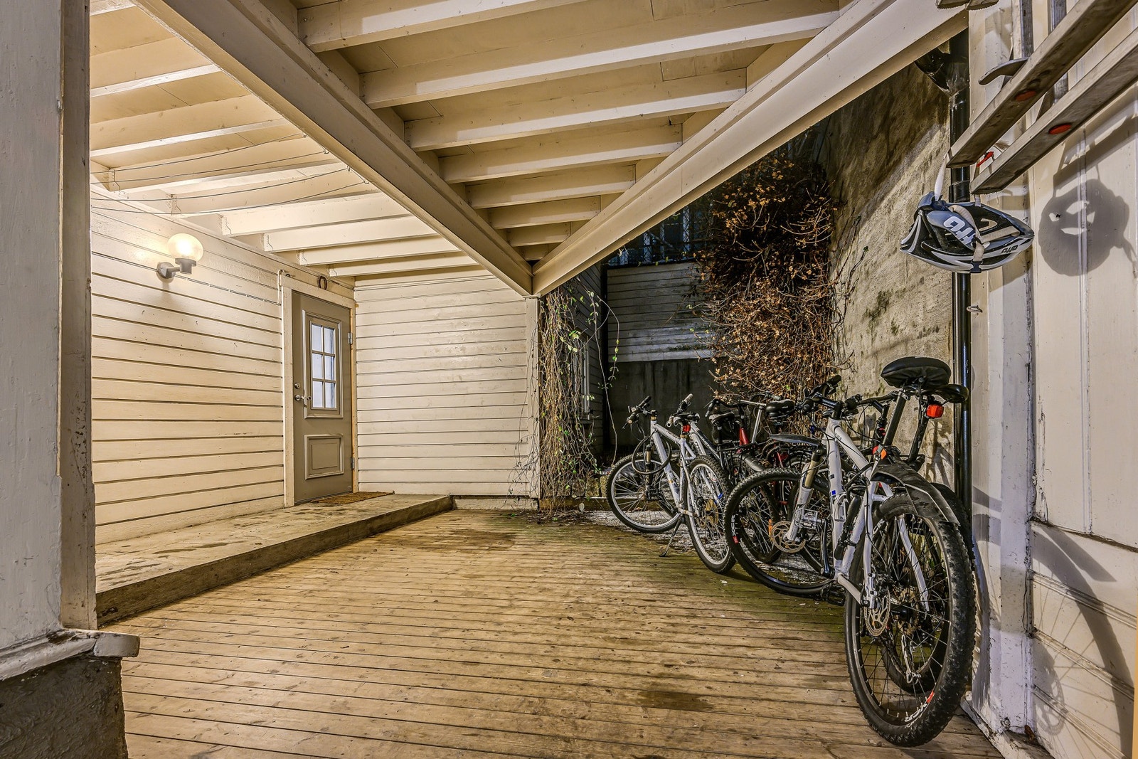 I senere tid har det blitt utført utskifting av vinduer mot gaten, oppgraderinger av bad, toalettrom og kjøkken. Våtrommene er oppgradert mellom 2015-2016. Galleribilde