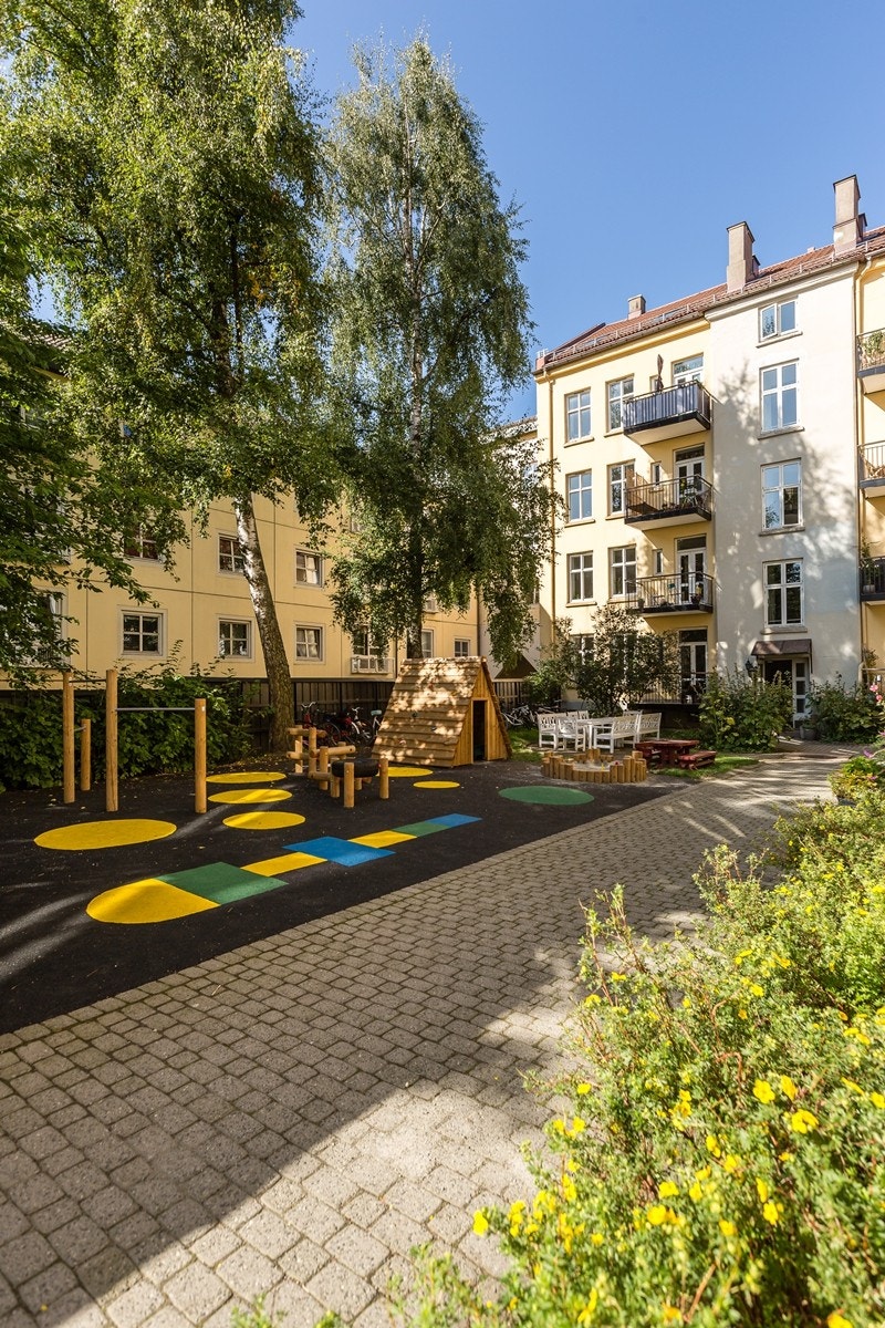 Borettslaget har en nydelig og skjermet bakgård til stor glede for store og små. Galleribilde