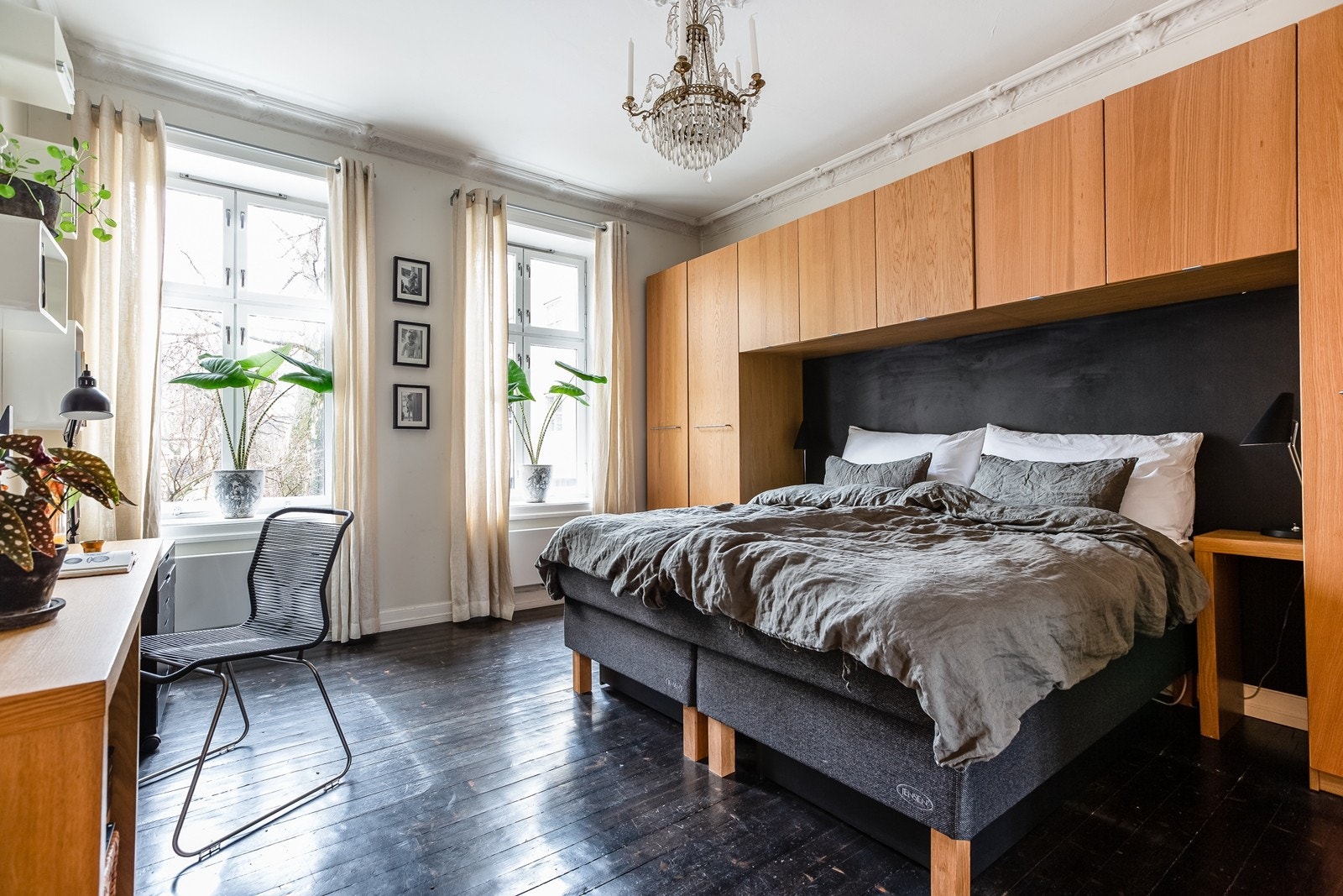 Fantastisk hovedsoverom med generøs takhøyde og god plass til stor dobbeltseng. Svært god oppbevaringsplass i medfølgende garderobeskap. Galleribilde