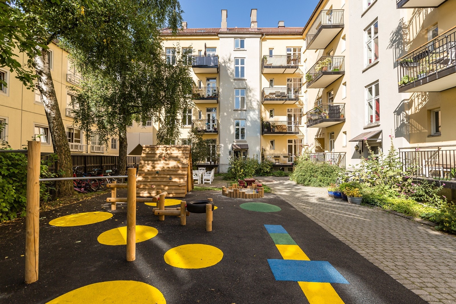 Skjermet og barnevennlig bakgård Galleribilde