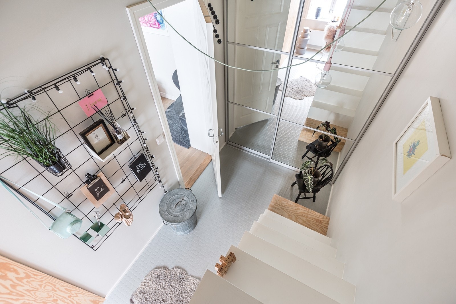 Soverom 2 er et kult innredet rom med hems og spesialtilpassede løsninger Galleribilde