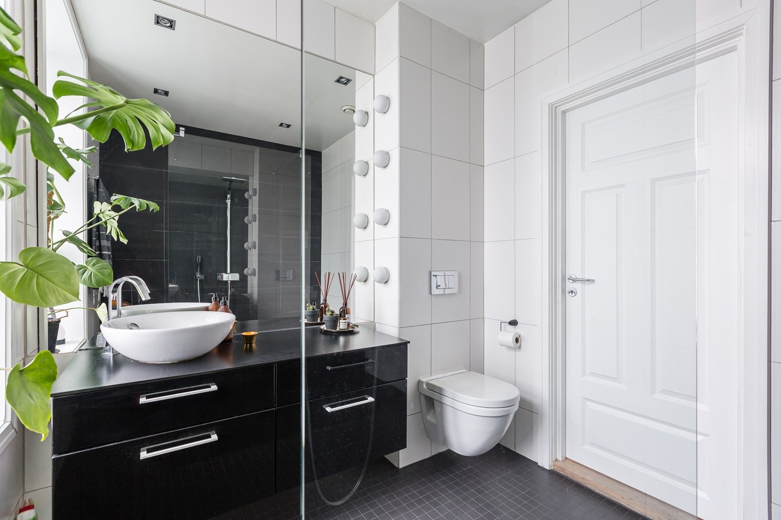 Leiligheten har et lekkert, flislagt baderom med varmekabler i gulvet. God oppbevaringsplass i skuffeløsning under servant. Downlights i himling og integrerte lamper rundt speil. Galleribilde