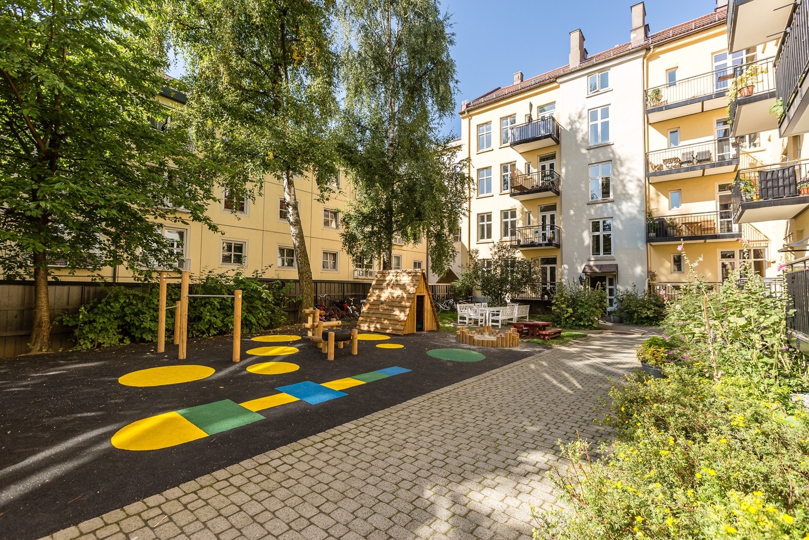 Bakgård Galleribilde