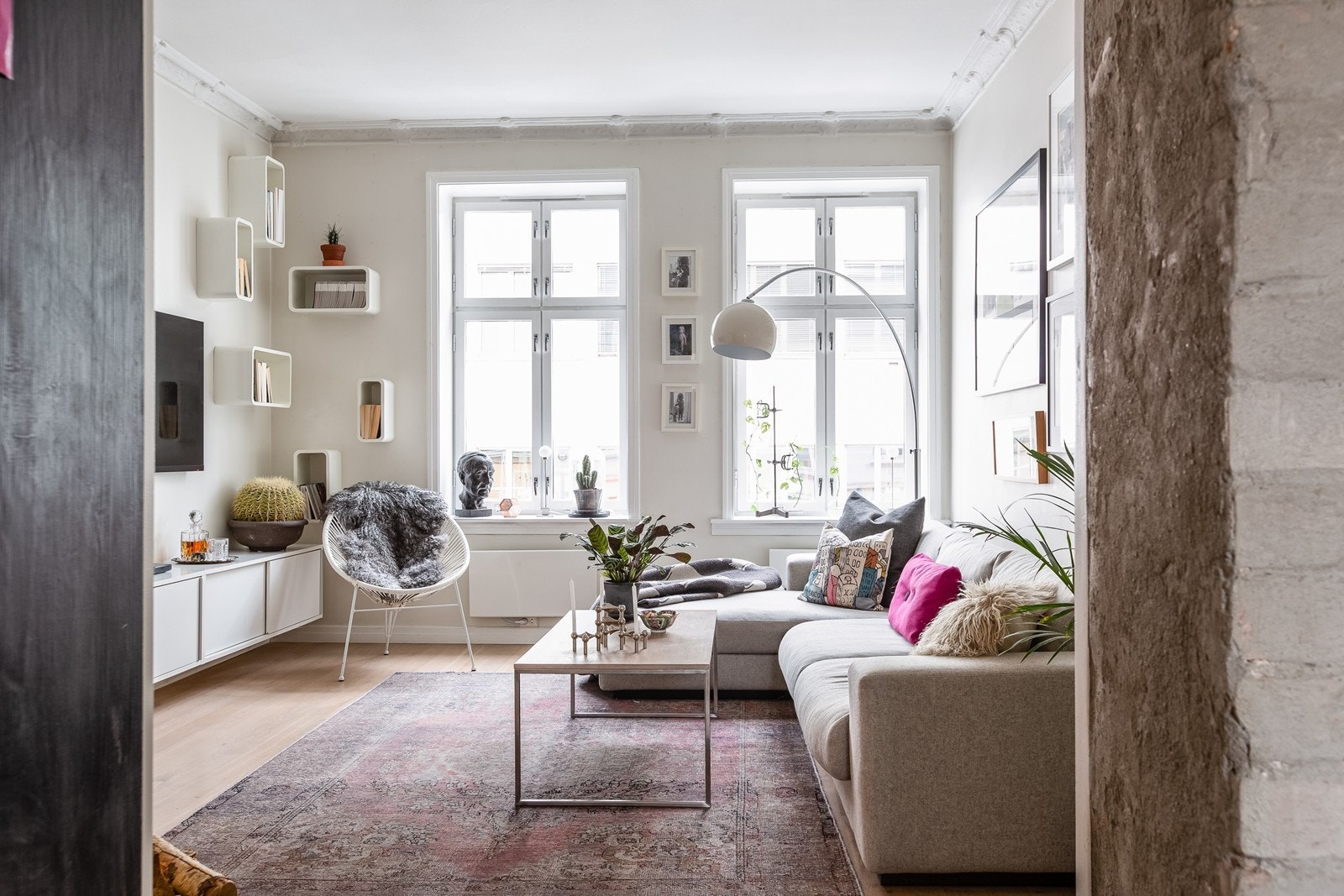 Leiligheten er gjennomgående og store vindusposter gir boligen et nydelig lysinnfall Galleribilde