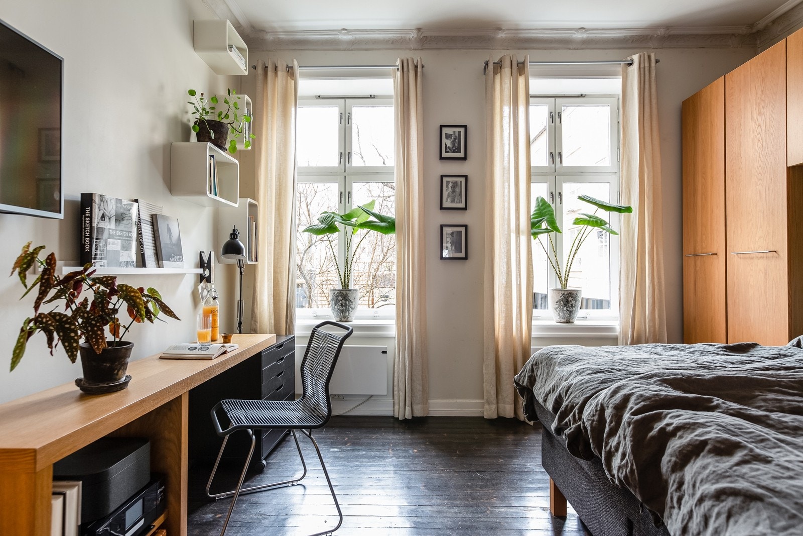 Meget romslig hovedsoverom med to store vinduer som vender inn mot borettslagets vakre bakgård Galleribilde