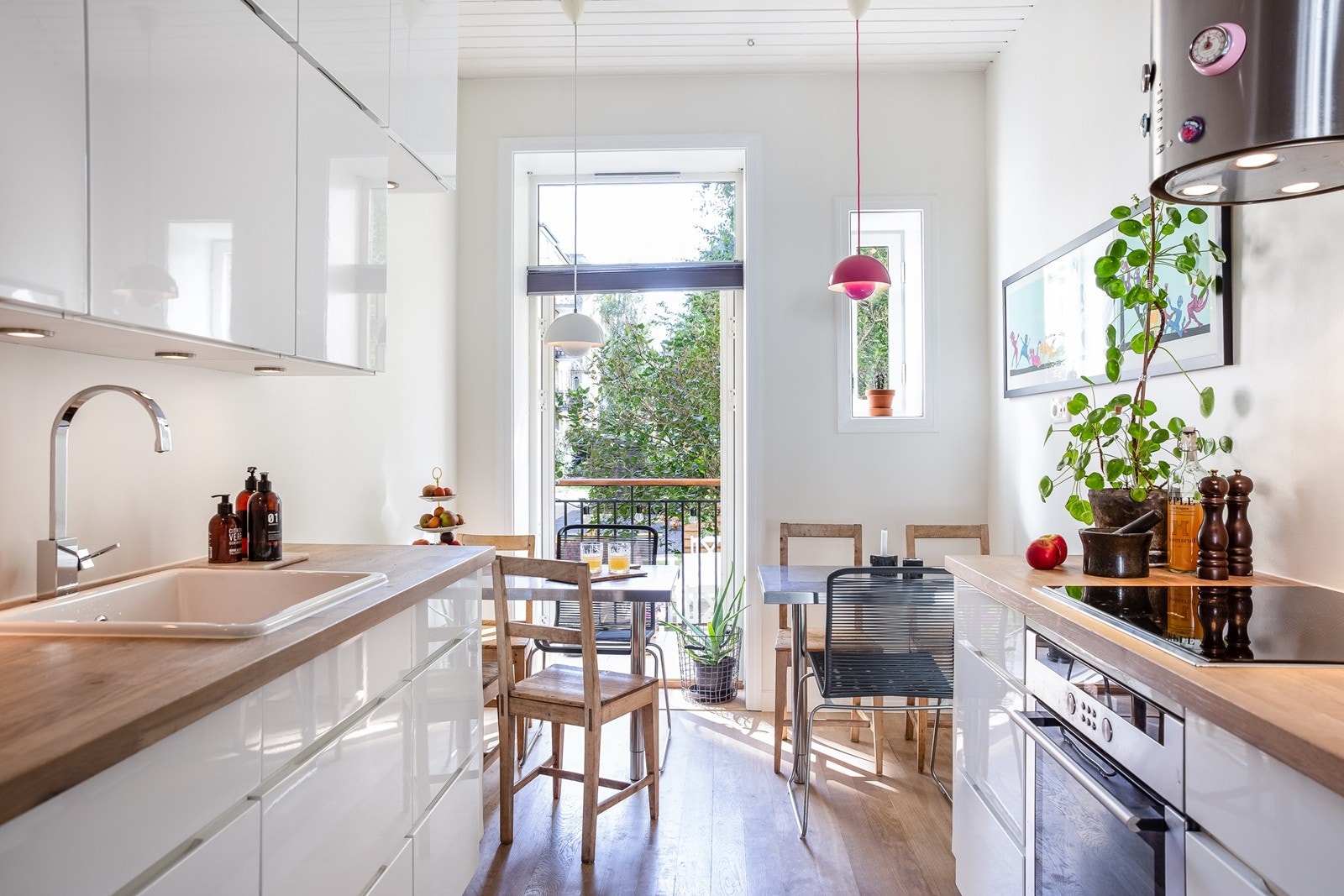 Kjøkkenet er et virkelig hyggelig rom med spiseplass ved utgang til den flotte balkongen. Galleribilde