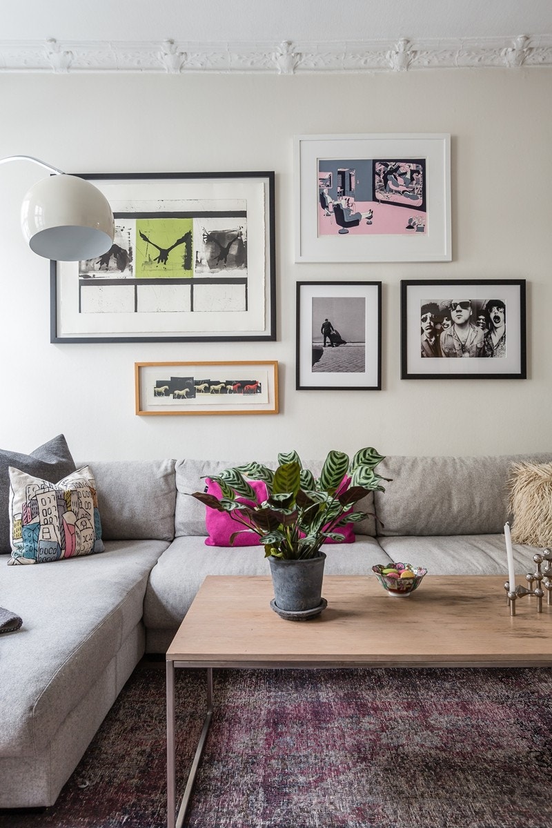 Stue med god plass til stor sofagruppe og medfølgende møblement Galleribilde