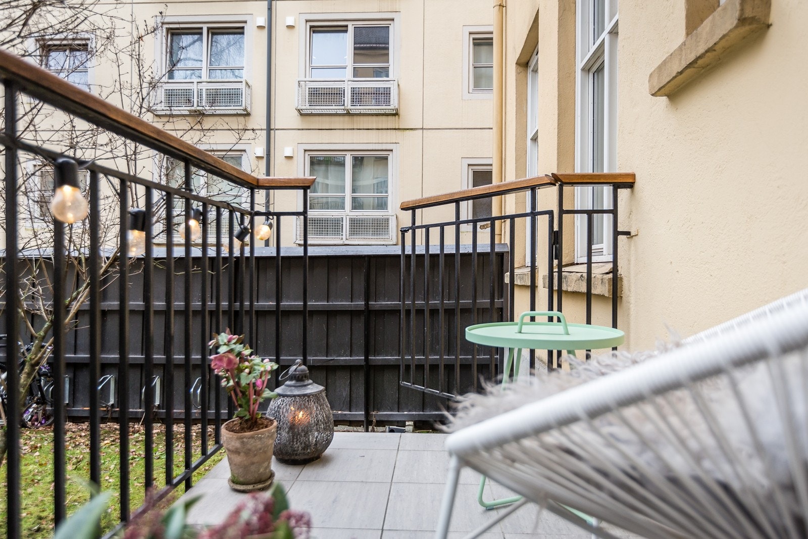 Fra balkongen er det enkel adkomst til borettslagets vakre bakgård via "port" Galleribilde