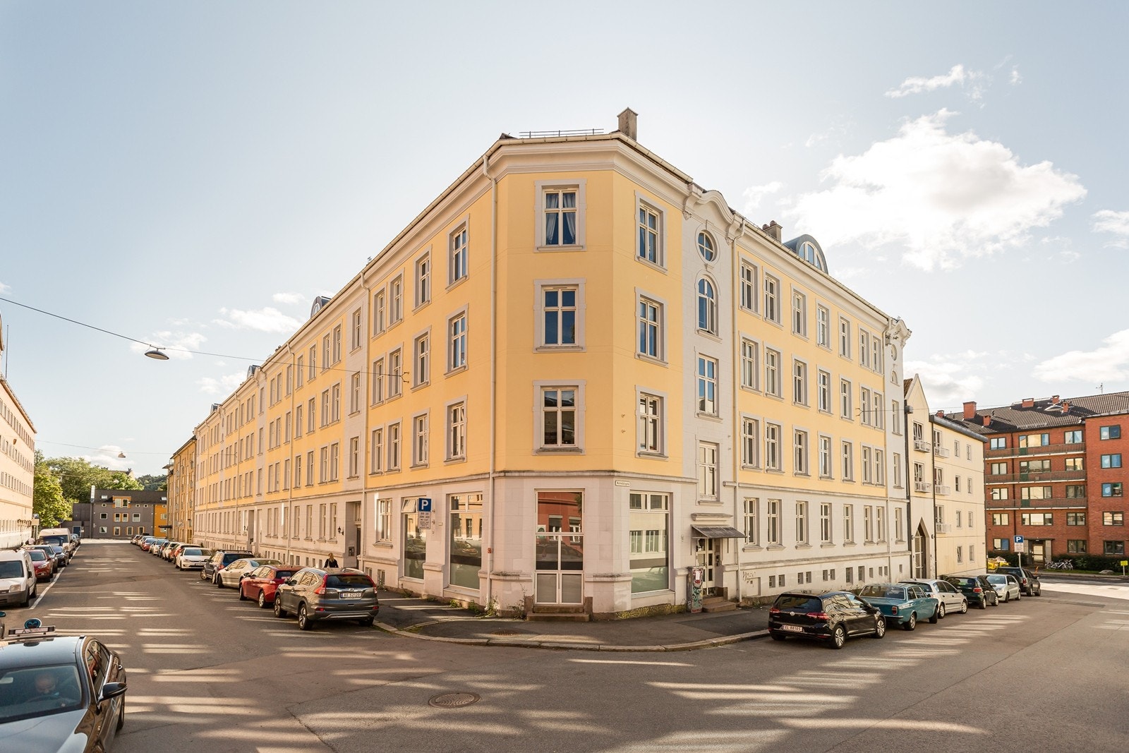 Leiligheten ligger i en HØY 1. etasje med ca. 3 meter fra bakkeplan og opp til vindu. Galleribilde