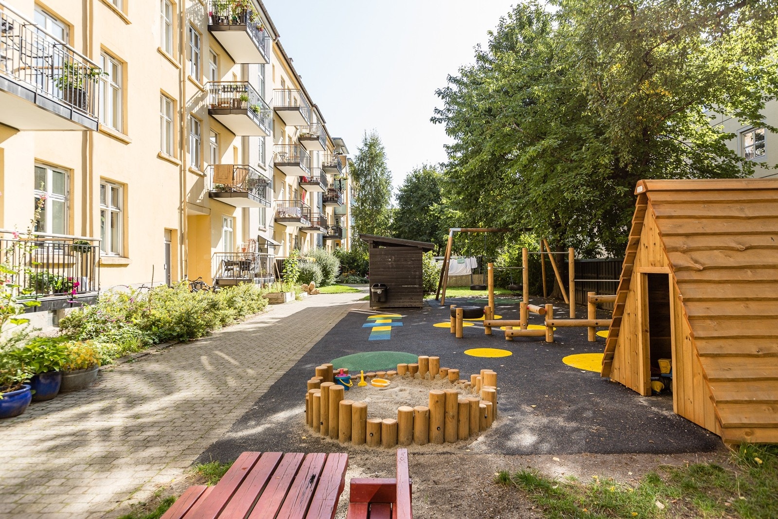 Borettslagets bakgård ble rustet opp i 2019 og fremstår som en grønn oase med flotte lekeapparater for barna. En grønn idyll! Galleribilde