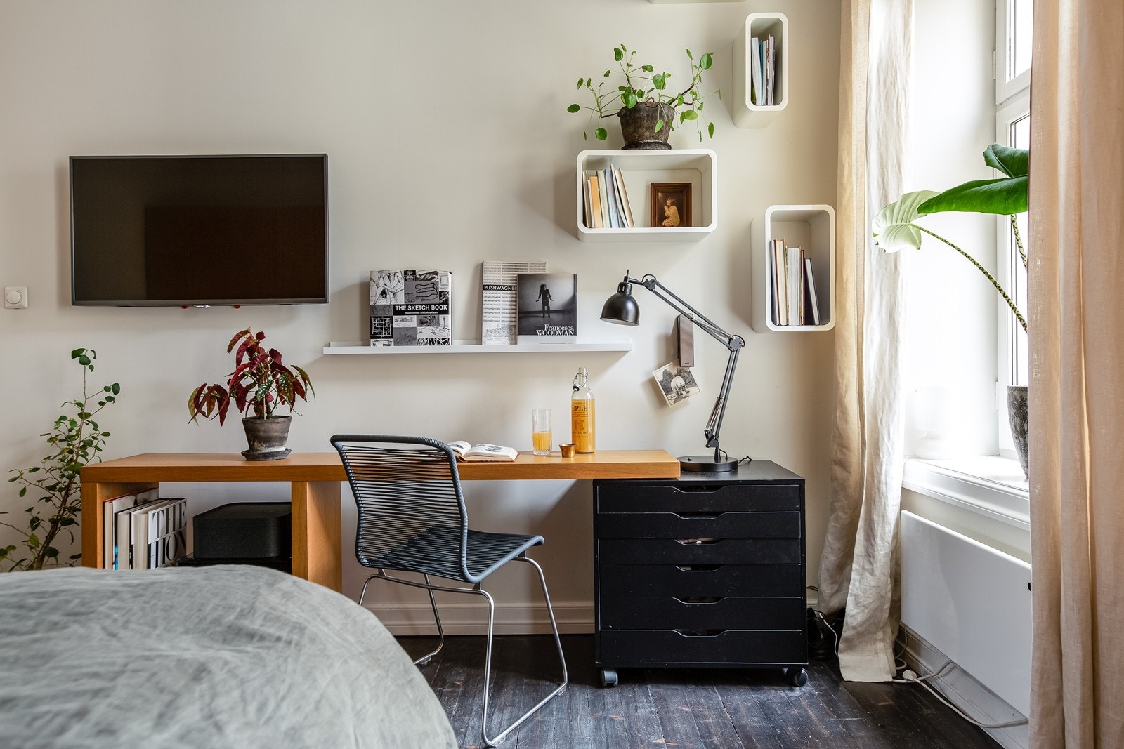 På hovedsoverom er det god plass til en hyggelig og praktisk arbeidsplass Galleribilde