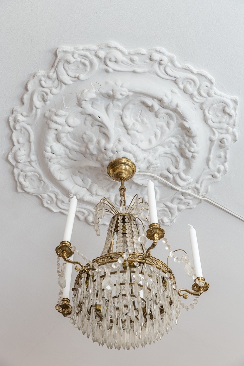 Hoverdsoverom med originale detaljer som rosett og stukkatur Galleribilde