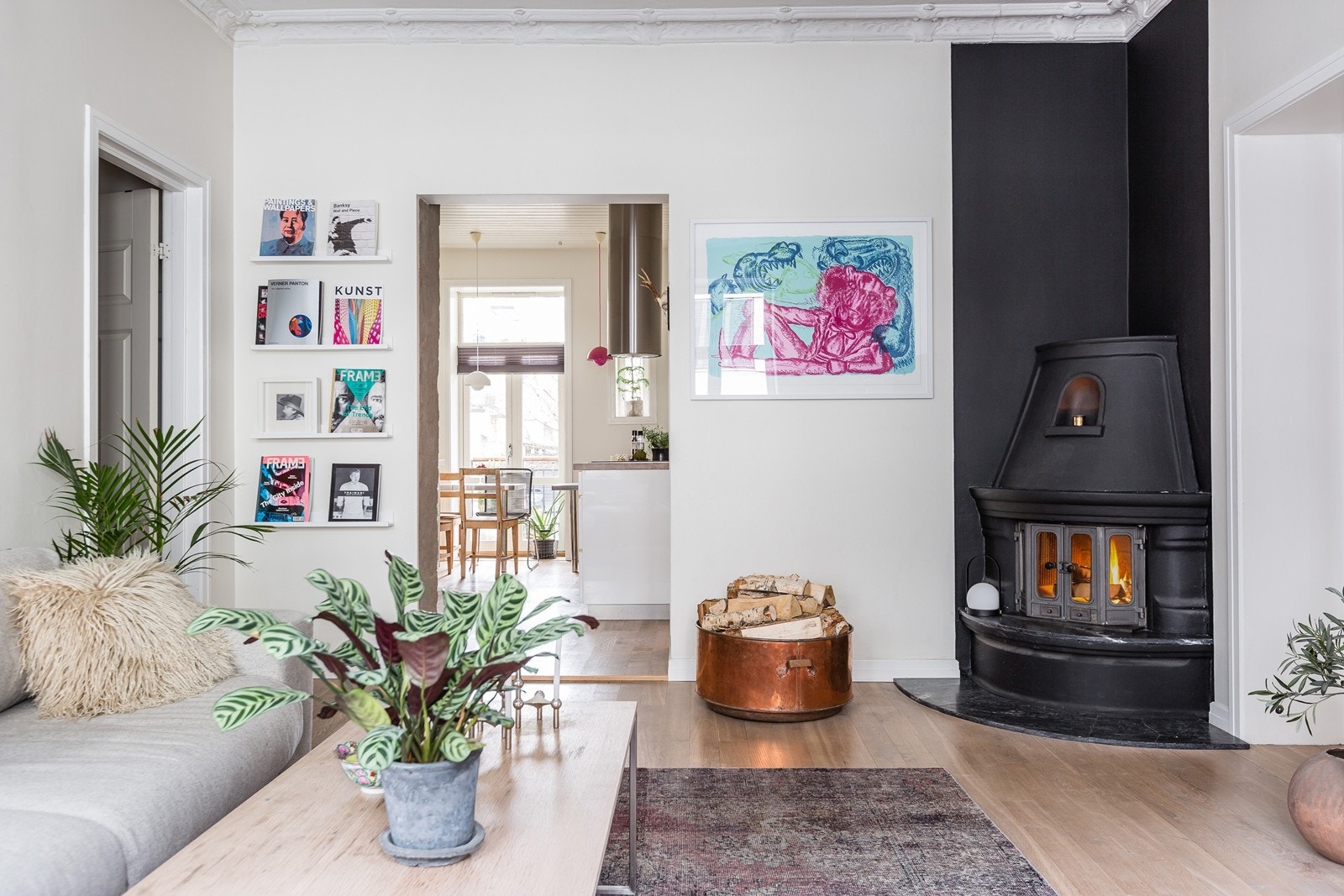 Nydelig stue med generøs takhøyde. Denne leiligheten oppleves svært lys og luftig med god atmosfære og romfølelse. Galleribilde