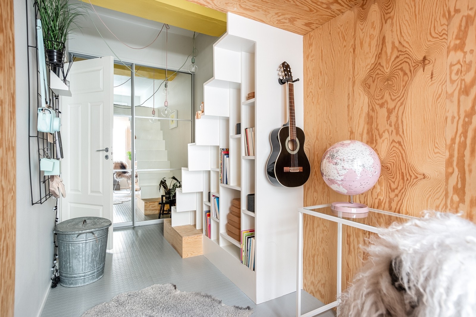 Spesialdesignet hemsløsing med smart hylleløsning under trapp. Også dette rommet har god oppbevaringsplass i skyvedørsgaderobe. Galleribilde