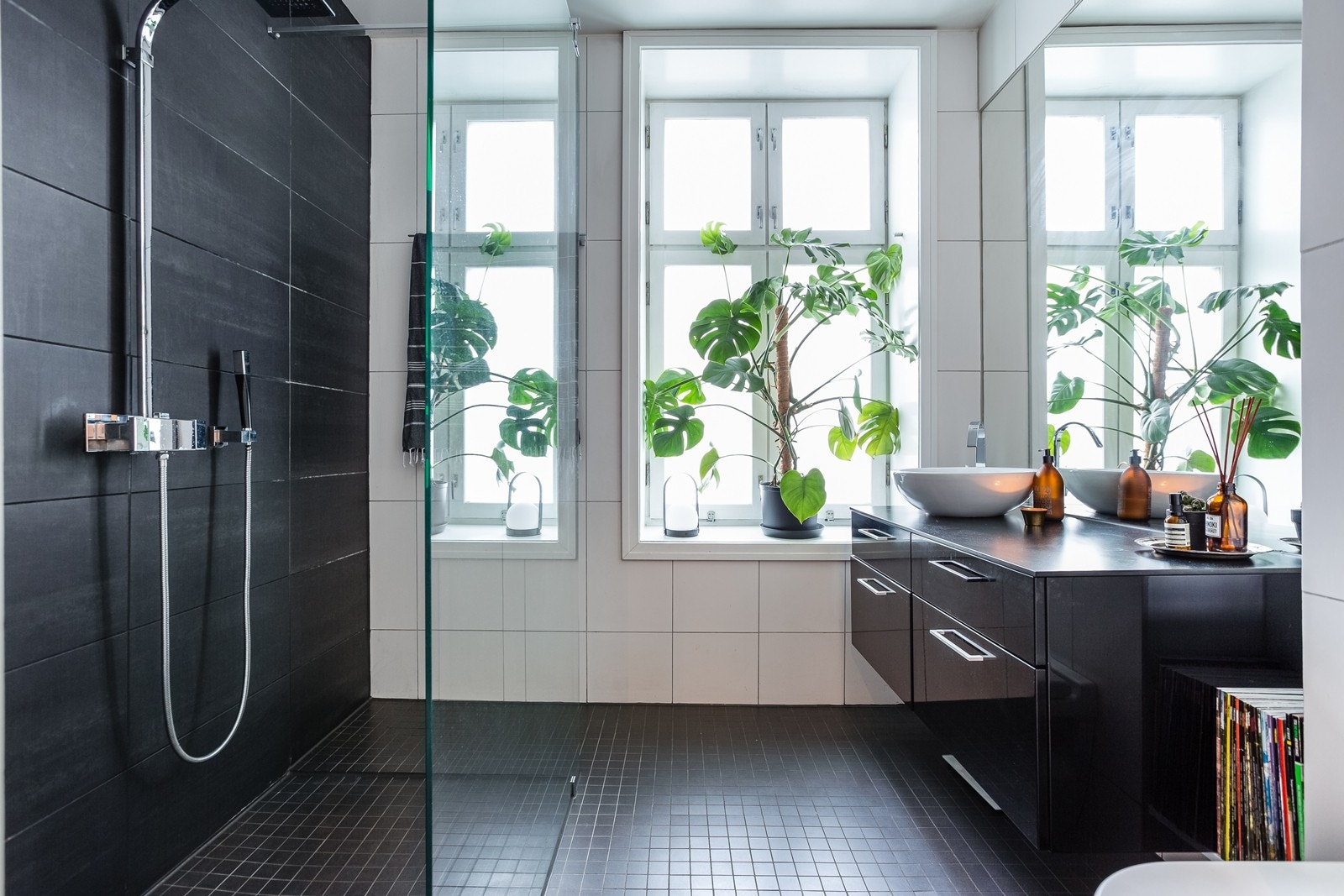 Lekkert baderom, oppusset i 2006/2007 samt nye fliser på gulv i 2019. Romslig dusjsone bak dusjvegg i herdet glass. Galleribilde