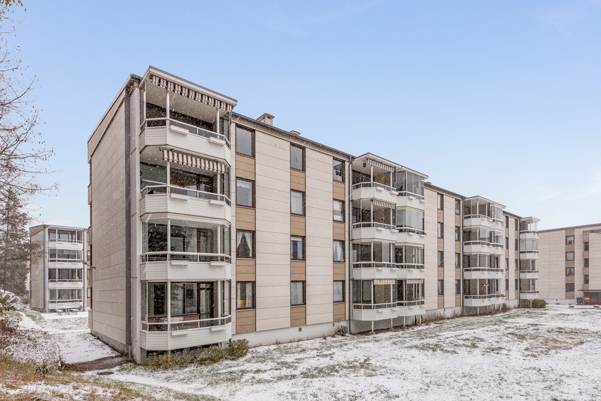 Leiligheten disponerer 2 kjellerboder på 2,3m² og 5,0m² og utvendig biloppstillingsplass, samt bruk av fellesvaskeri. Galleribilde