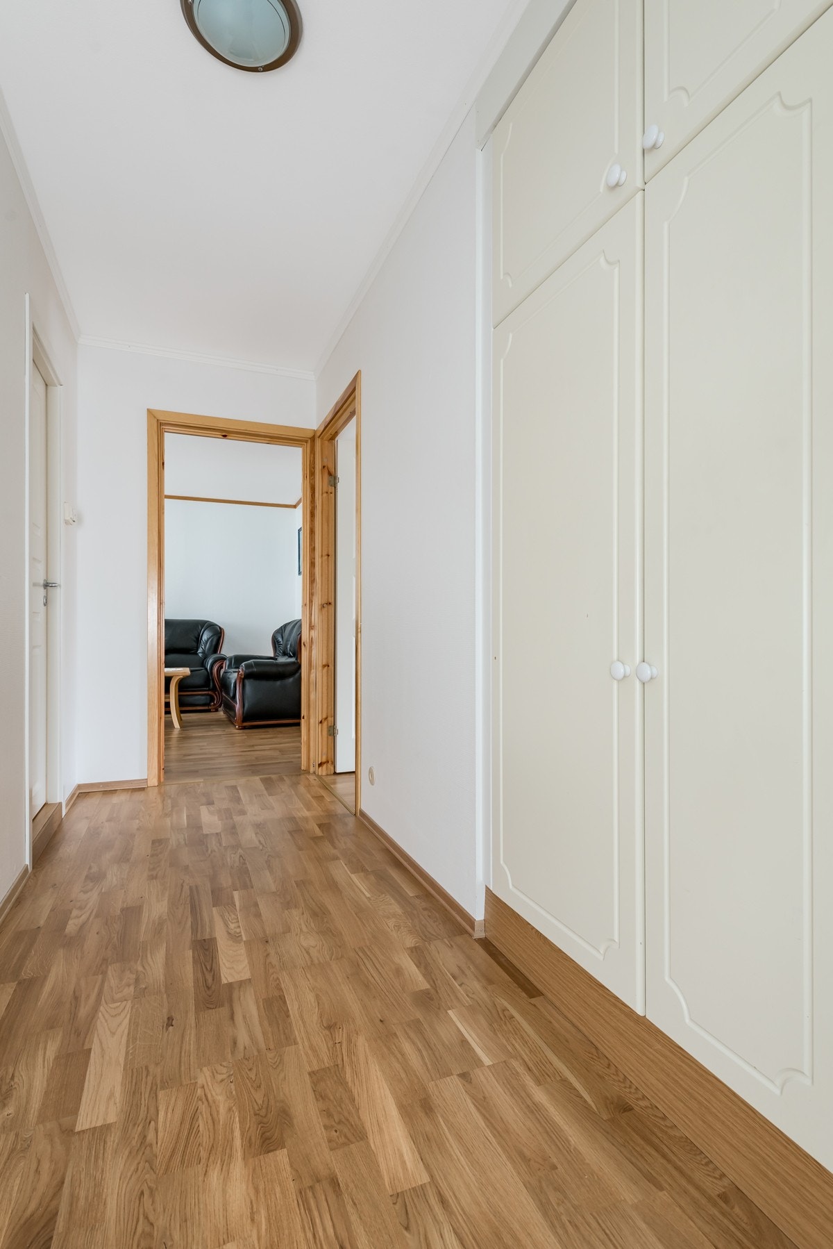 Romslig entré med garderobeskap. Galleribilde