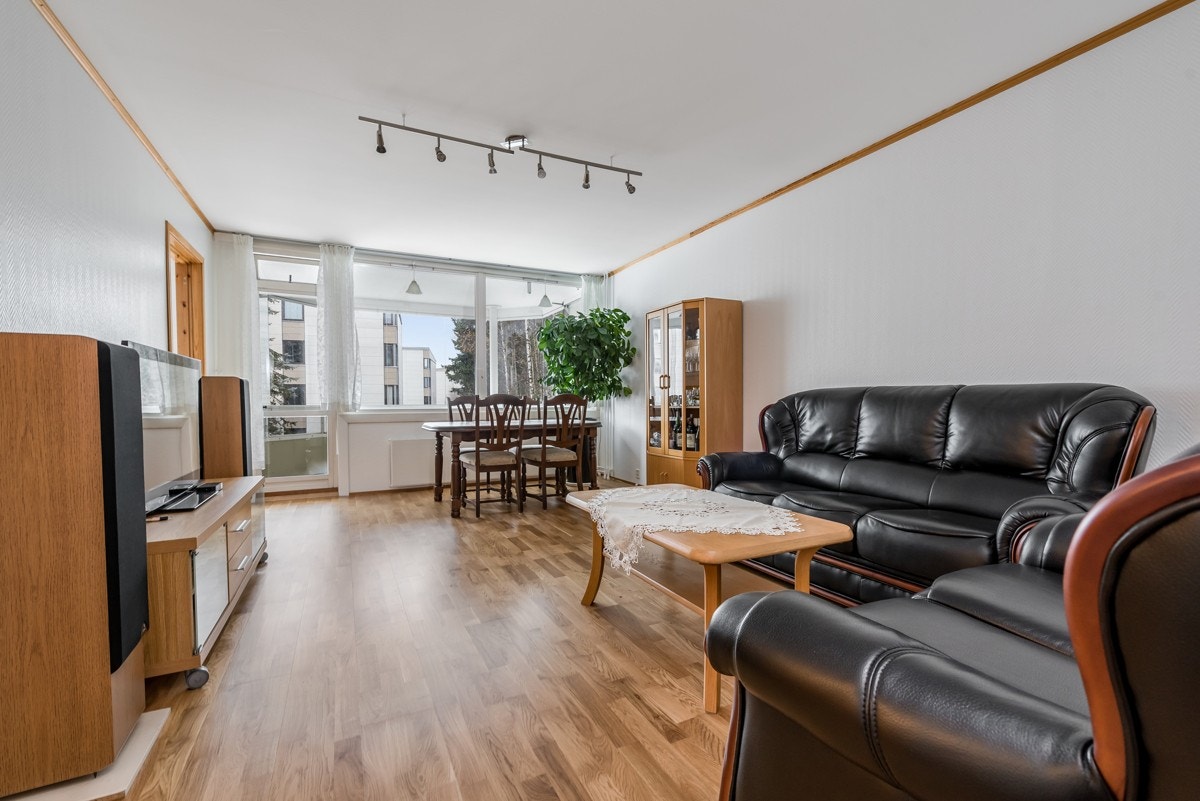 Stue med parkett på gulv og malte veggoverflater. Galleribilde