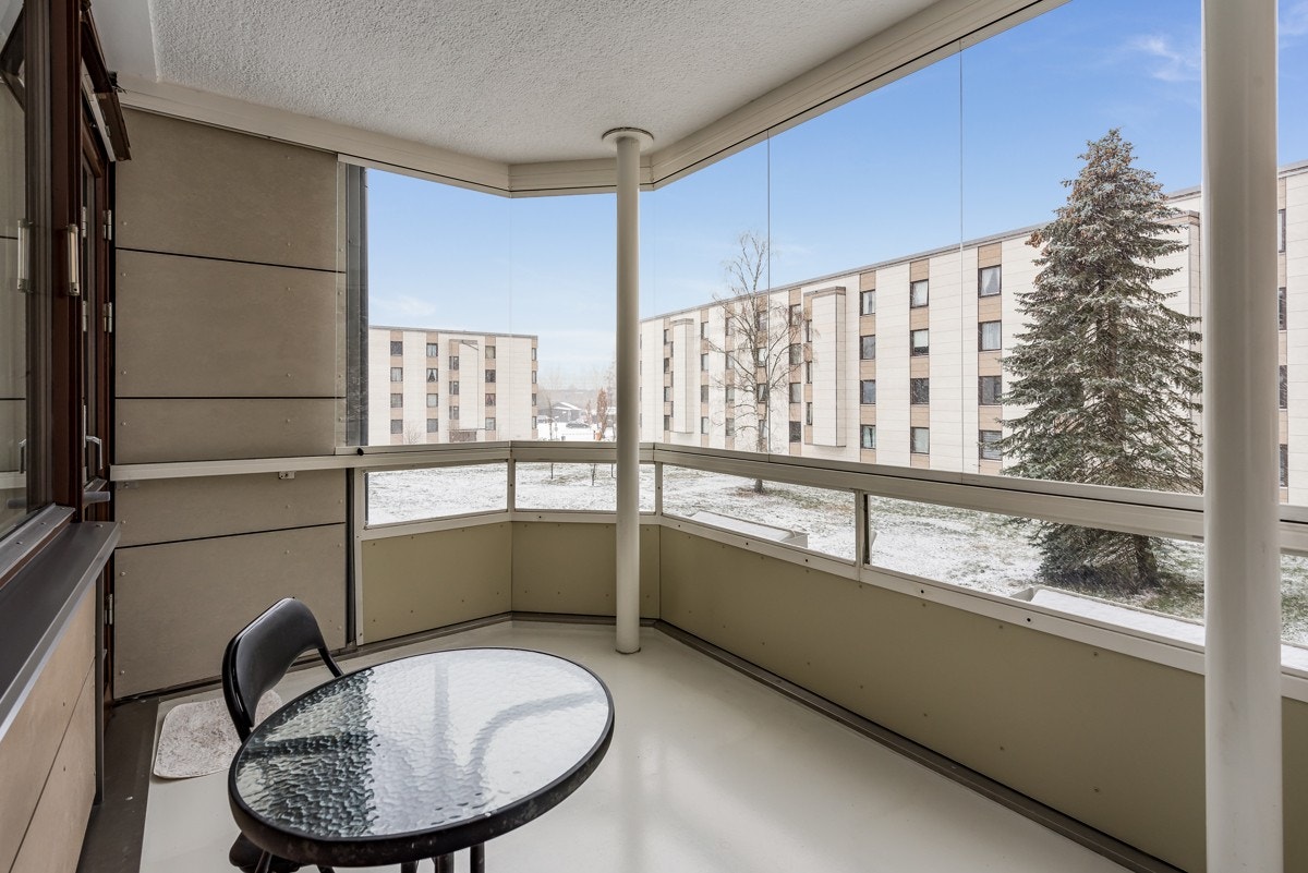 Vest-sydvestvendt innglasset balkong på ca. 8m² med adkomst fra stue. Galleribilde