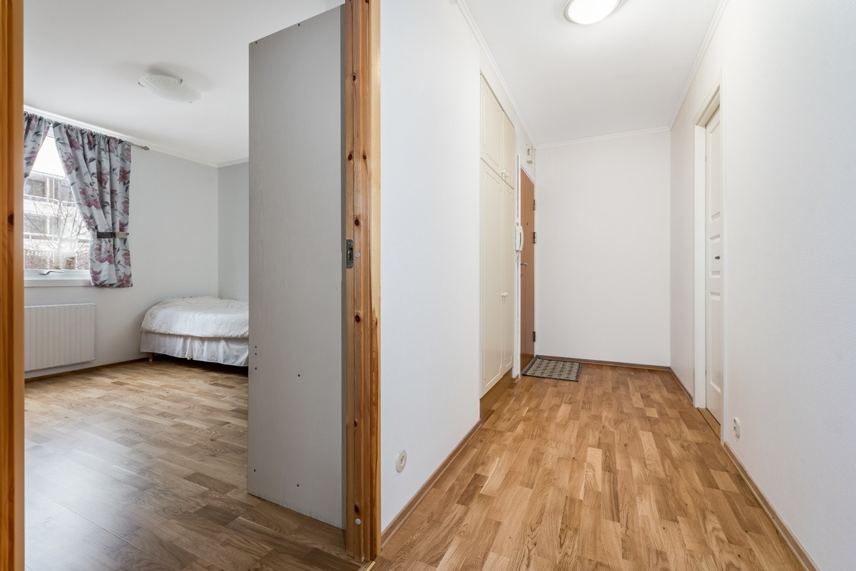 Romslig entré med garderobeskap. Galleribilde