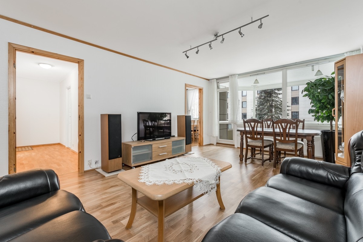 Fra stue er det utgang til innglasset balkong. Galleribilde