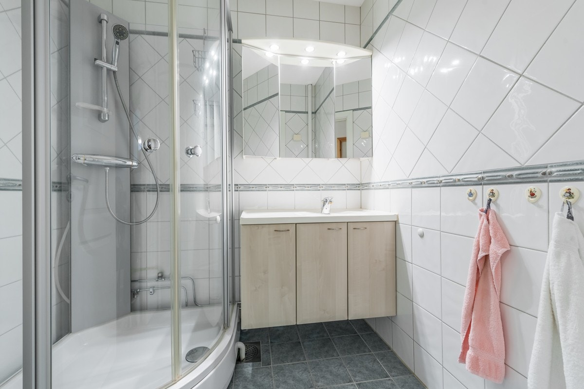 Flislagt bad med varmekabler i gulv. Galleribilde