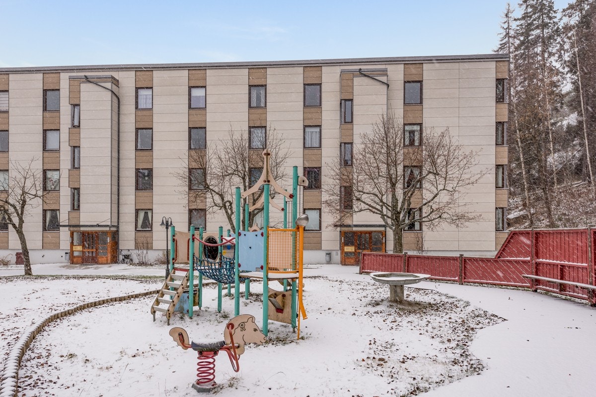 Lekeplass og sittegruppe i umiddelbar nærhet. Galleribilde