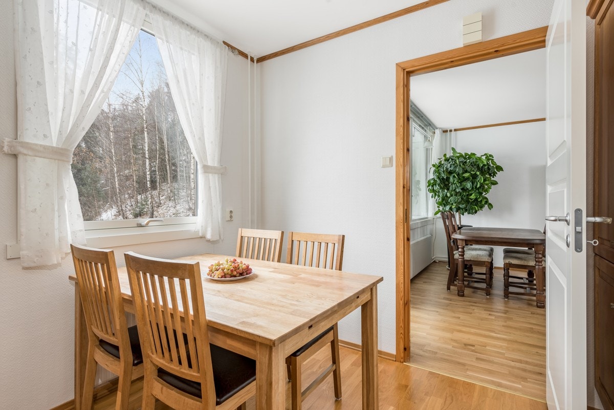 Plass til spisebord på kjøkken. Galleribilde