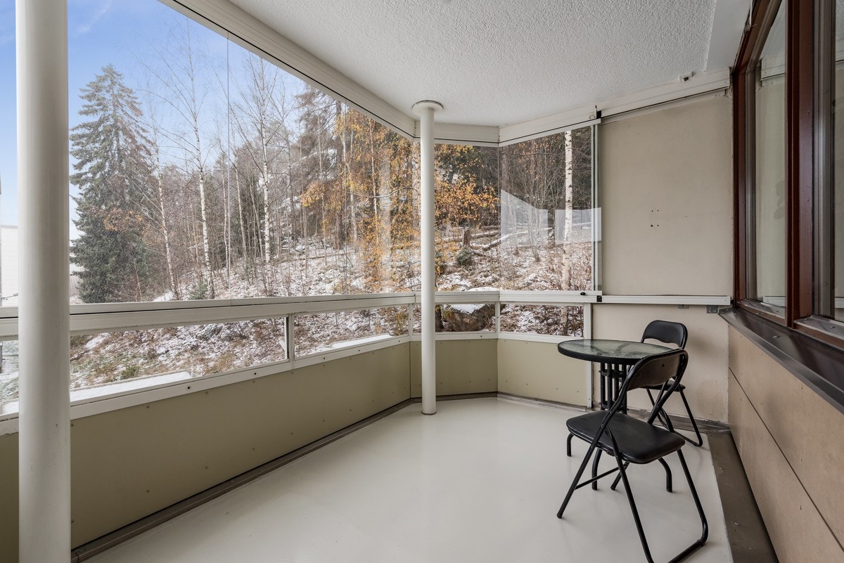 Vest-sydvestvendt innglasset balkong på ca. 8m² med adkomst fra stue. Galleribilde