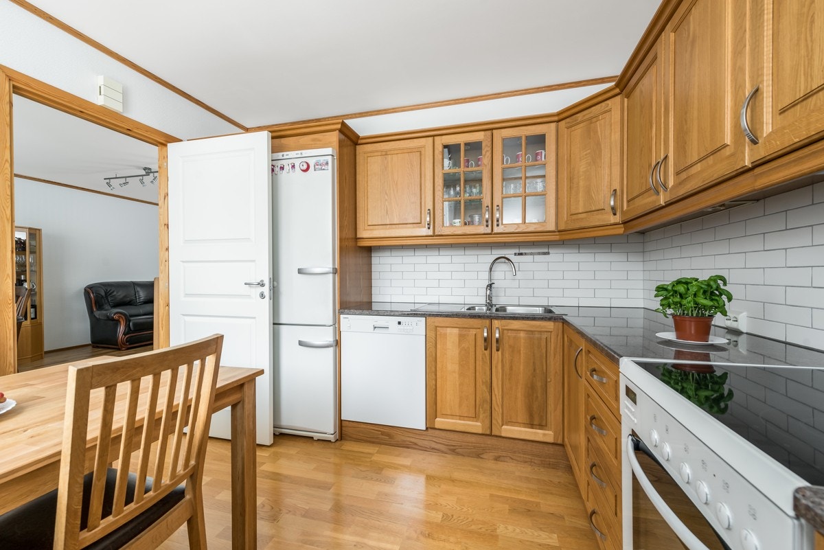 Kjøleskap, oppvaskmaskin og komfyr følger boligen ved salg. Galleribilde