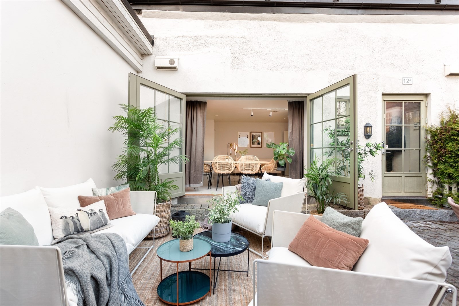 God plass til utendørs sofa lounge. Galleribilde