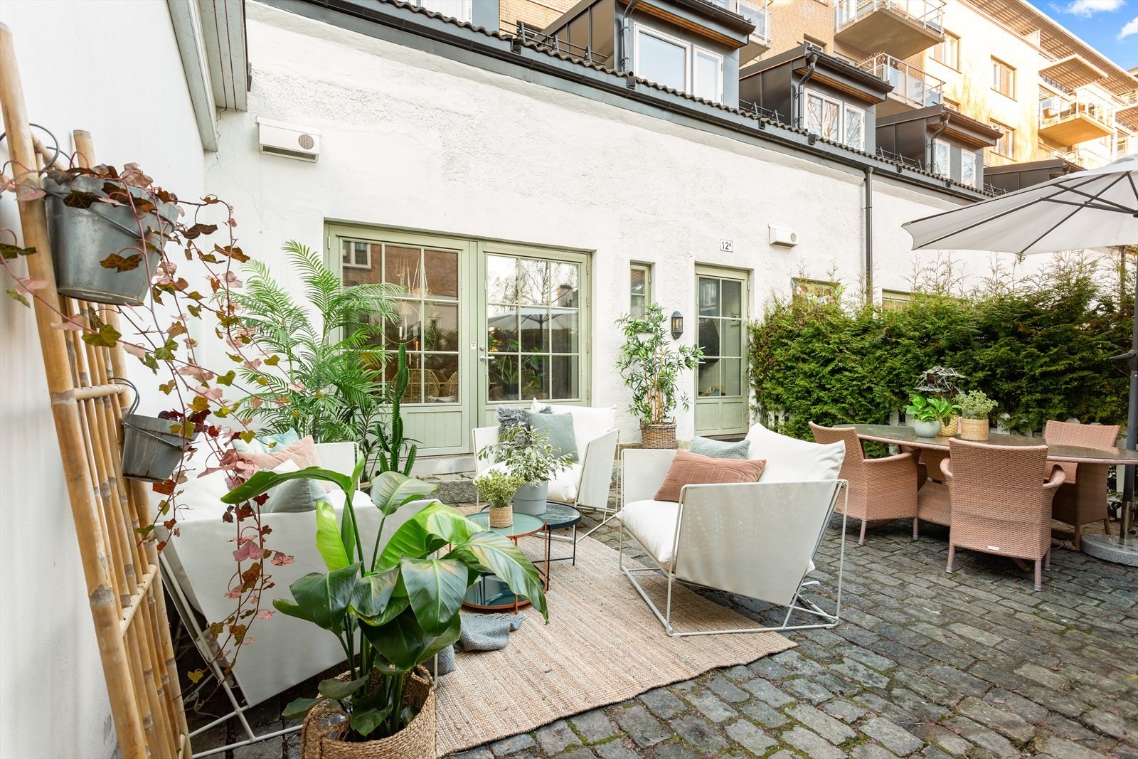 God plass til spisebord og grill. Galleribilde