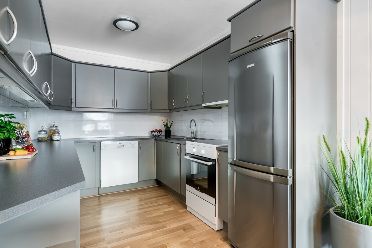 Innredningen er utstyrt med stålkum, kullfilterventilator, benkebelysning og nisjer til både komfyr og kjøleskap. Galleribilde