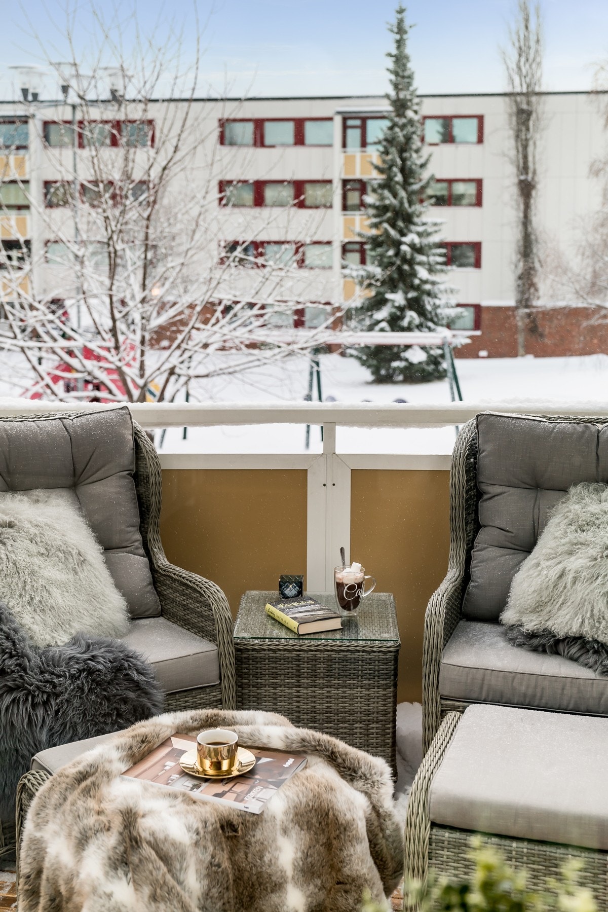 Her kan du nyte flere årstider. Utsikten strekker seg over det fine fellesområdet hvor det blant annet er lekeapparater. Galleribilde