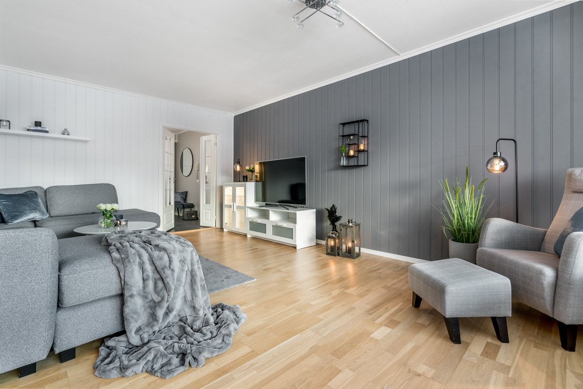 Det er god plass til sofaseksjon og tv-møblement. Galleribilde