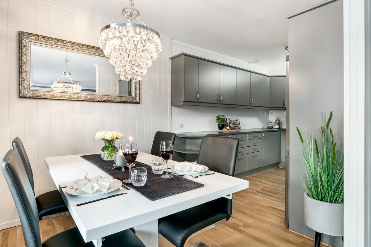 Kjøkkenet og den tilhørende spiseplassen ligger i delvis åpen løsning med stuen. Galleribilde