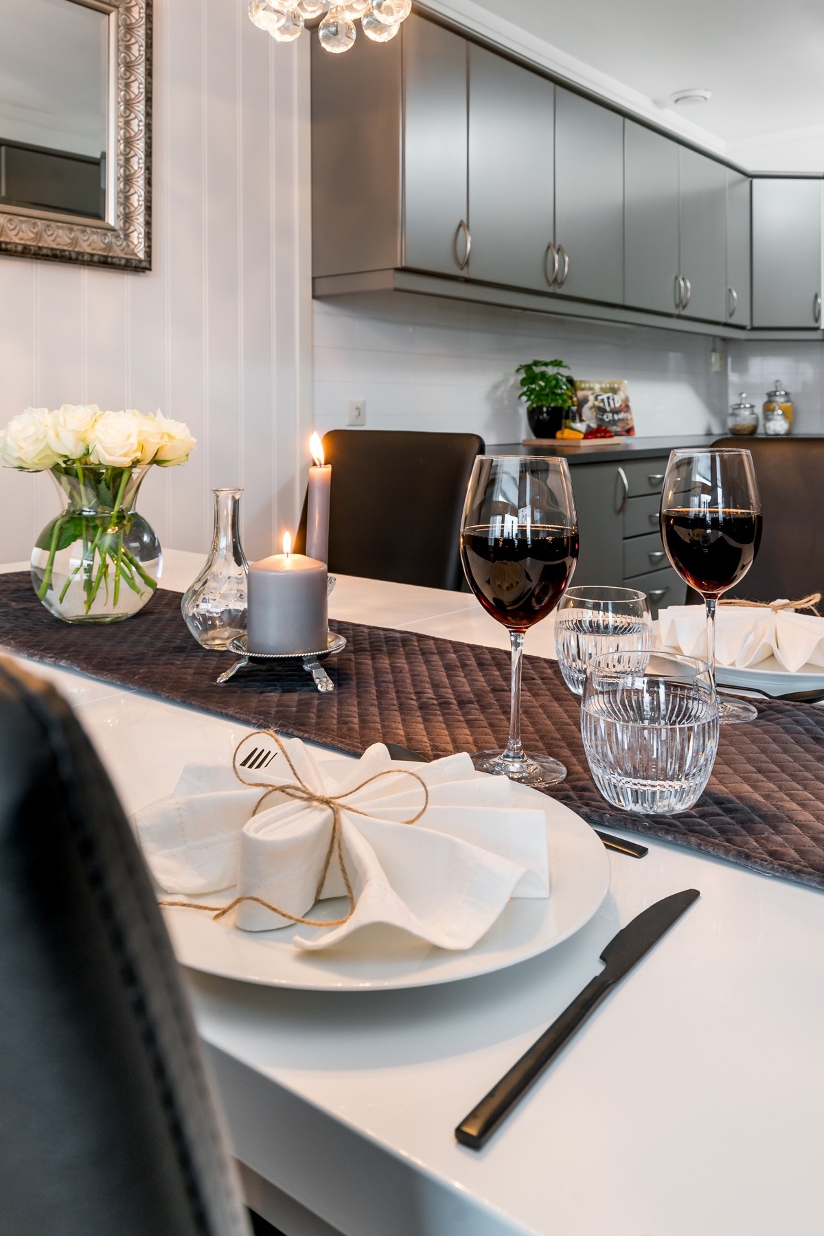 Kjøkkenet fikk nye fronter og ny benkeplate i 2018, det hele i en grå, tidsmessig utførelse. Over den grå benkeplaten er det hvite laminatplater fra 2019. Galleribilde